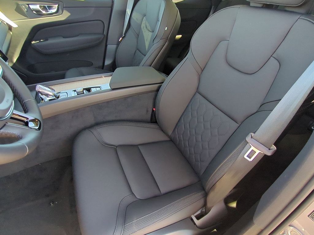 Thumbnail: 2026 Volvo XC60 - 10