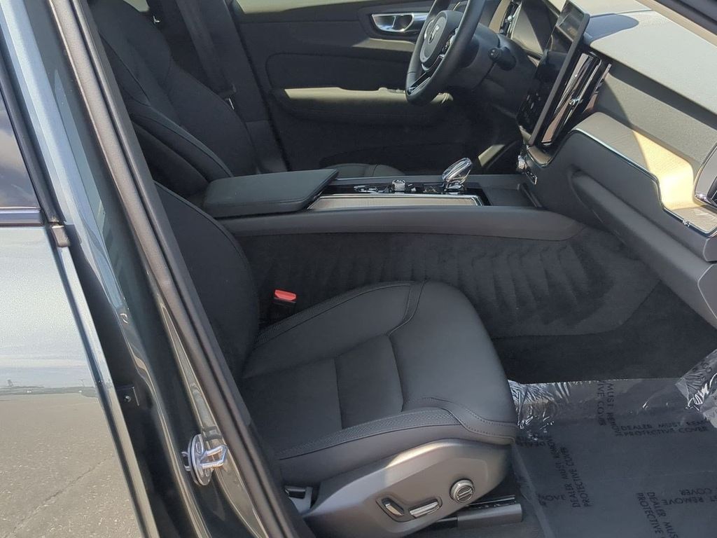 Thumbnail: 2026 Volvo XC60 - 11