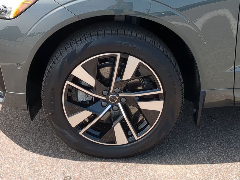Thumbnail: 2026 Volvo XC60 - 8