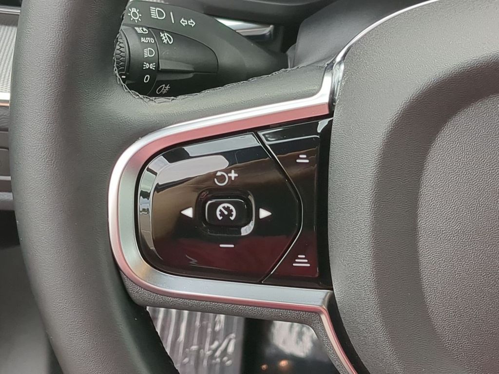 Thumbnail: 2025 Volvo XC60 - 25