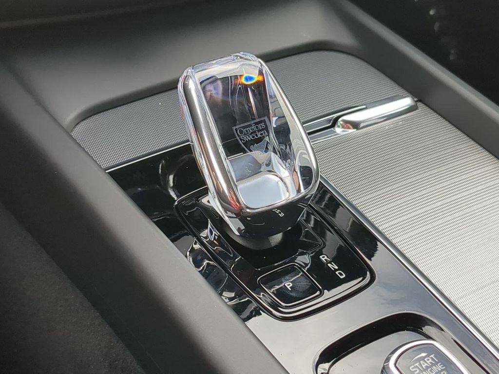 Thumbnail: 2025 Volvo XC60 - 15