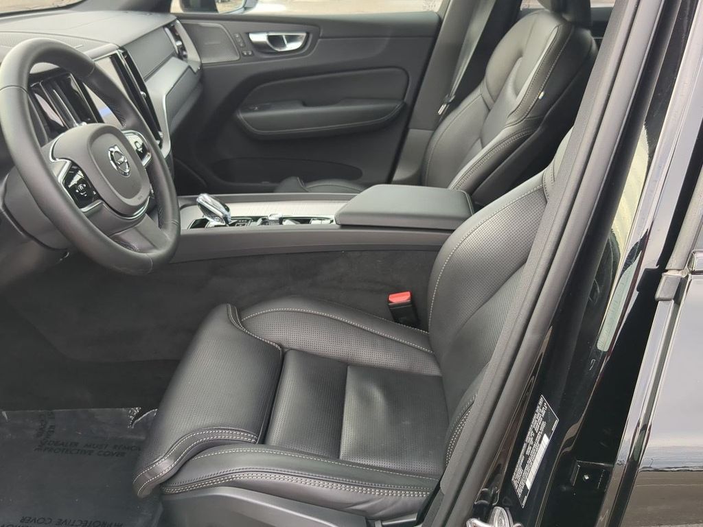 Thumbnail: 2025 Volvo XC60 - 10