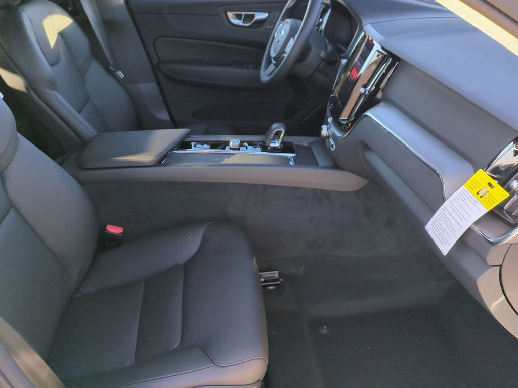 2025 Volvo XC60 B5 Core 10