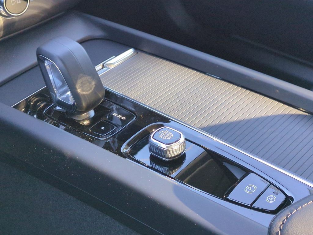 2025 Volvo XC60 B5 Core 31