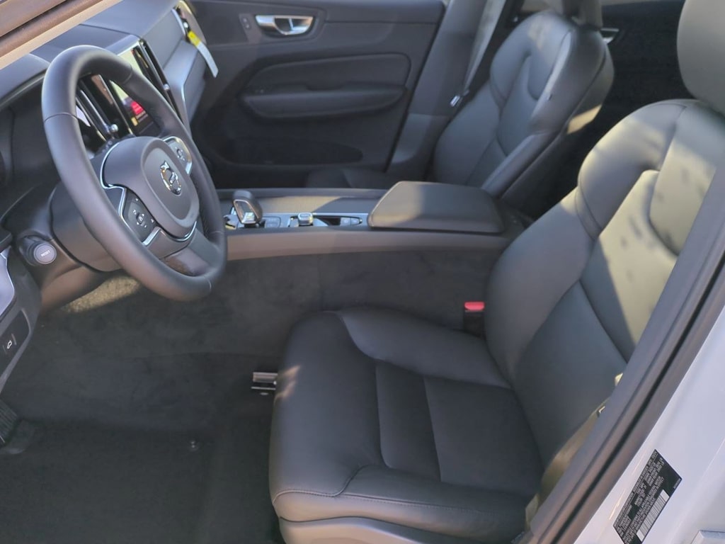 2025 Volvo XC60 B5 Core 9