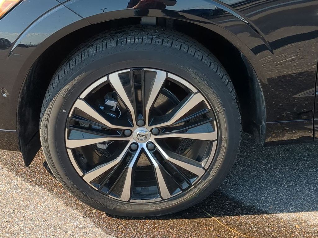 Thumbnail: 2025 Volvo XC60 - 8