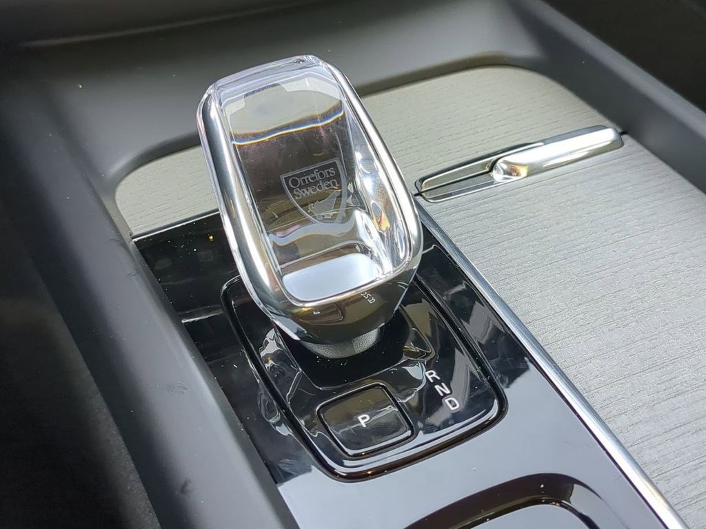 Thumbnail: 2025 Volvo XC60 - 15