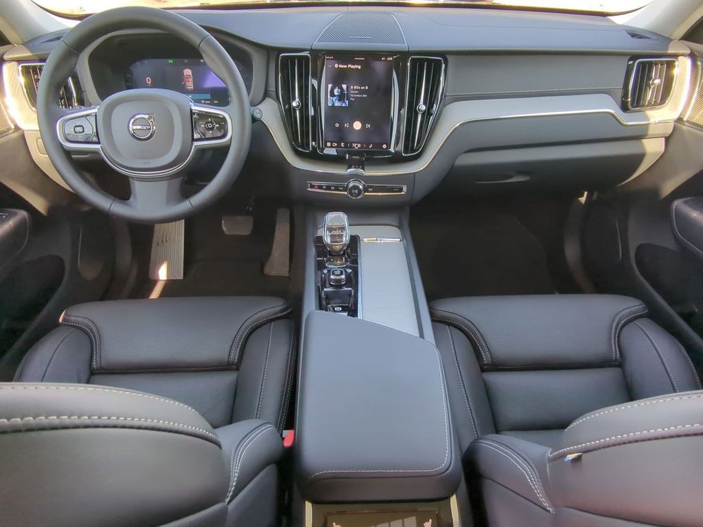 Thumbnail: 2025 Volvo XC60 - 9