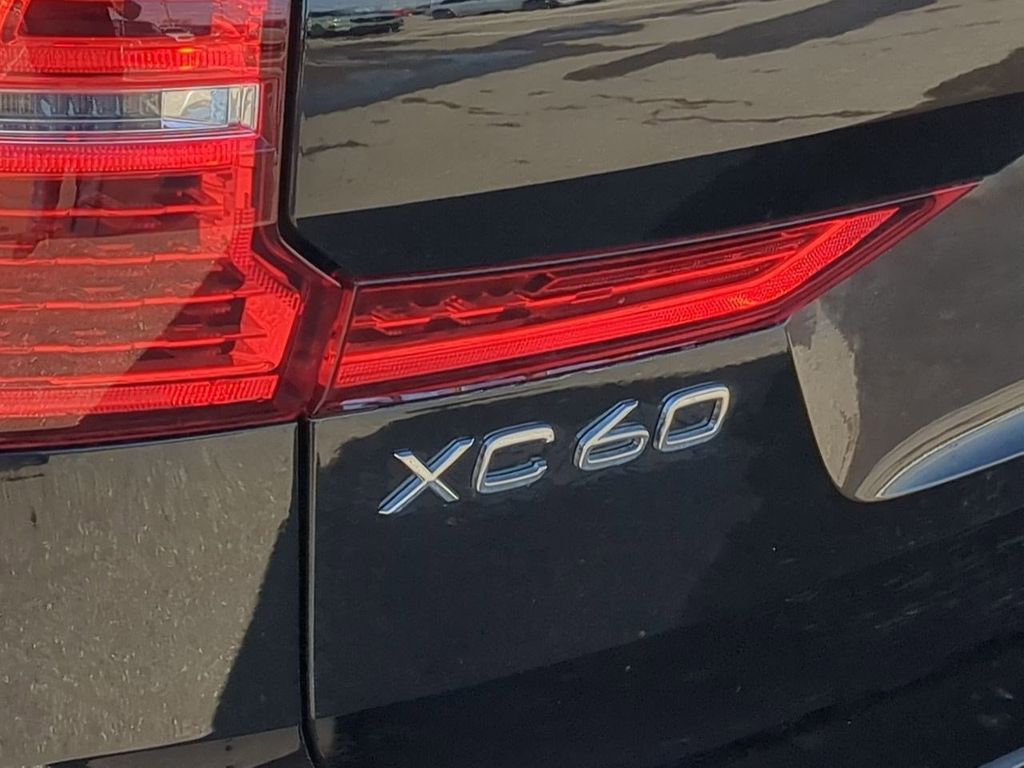 Thumbnail: 2025 Volvo XC60 - 23