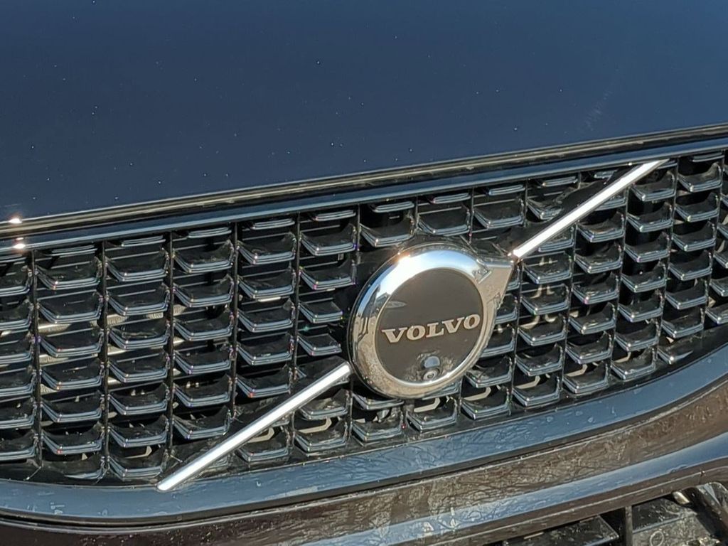 Thumbnail: 2025 Volvo XC60 - 7