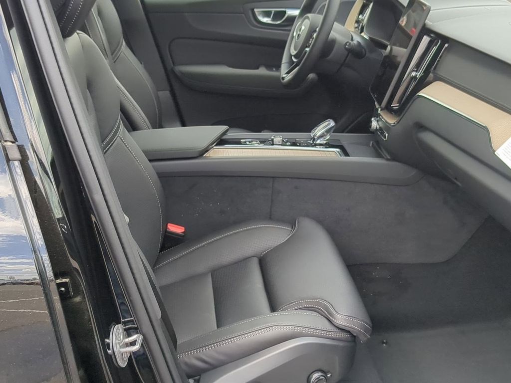 Thumbnail: 2026 Volvo XC60 - 11