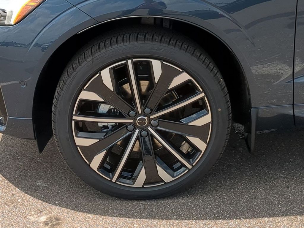 Thumbnail: 2026 Volvo XC60 - 8