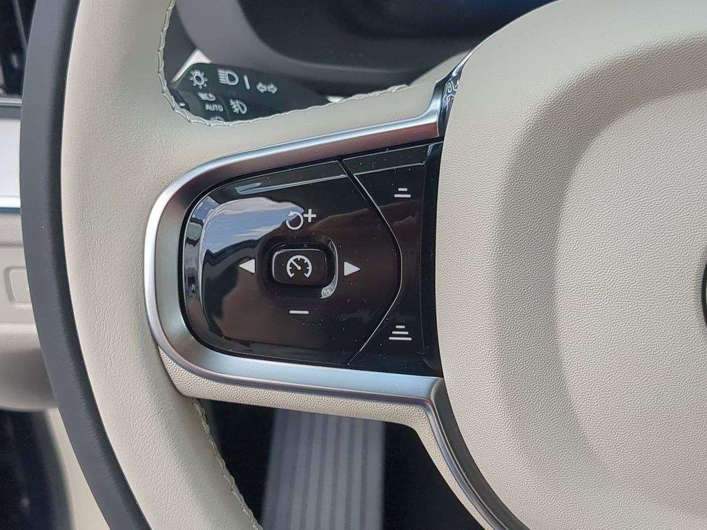 Thumbnail: 2026 Volvo XC60 - 25