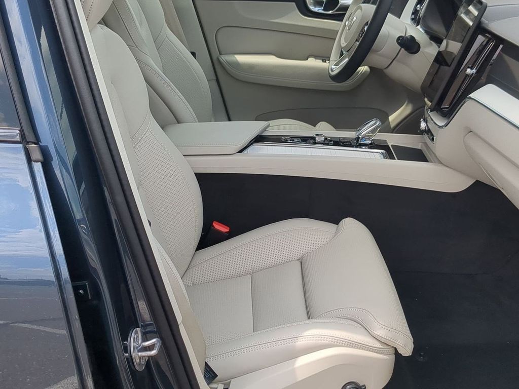 Thumbnail: 2026 Volvo XC60 - 11