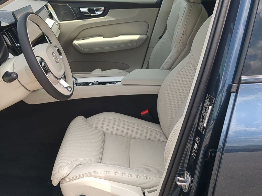 Thumbnail: 2026 Volvo XC60 - 10