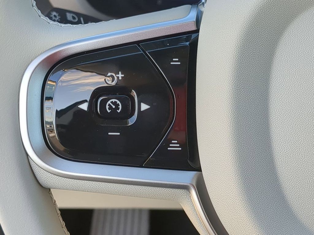 Thumbnail: 2026 Volvo XC60 - 25