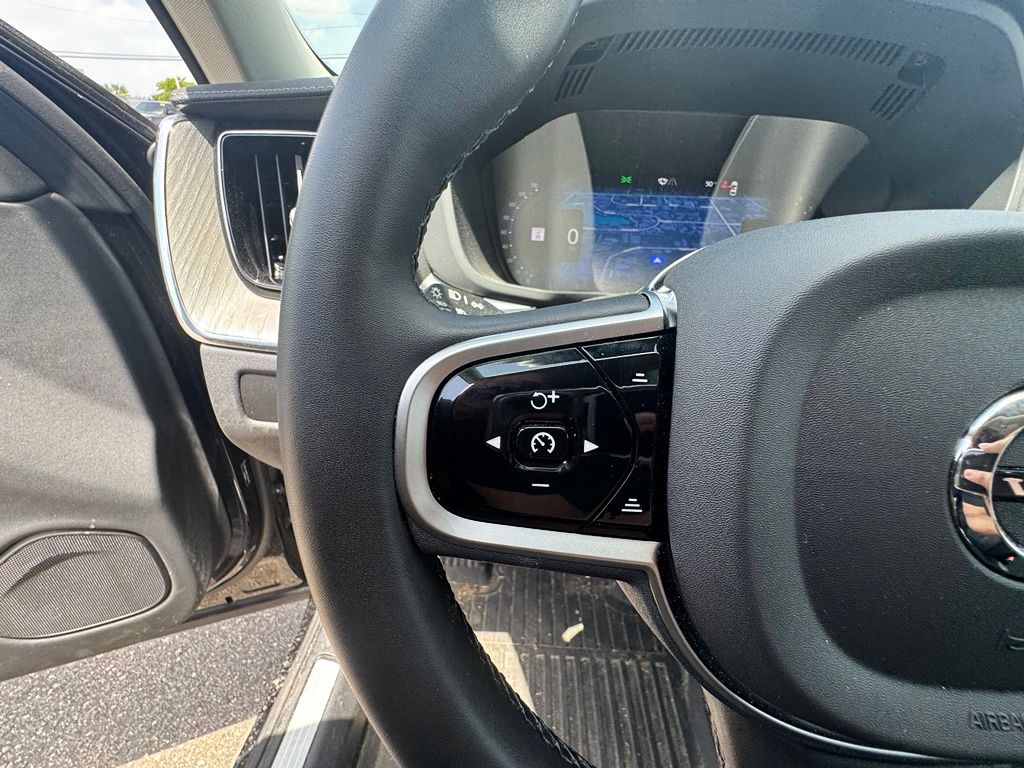 Thumbnail: 2025 Volvo XC60 - 22