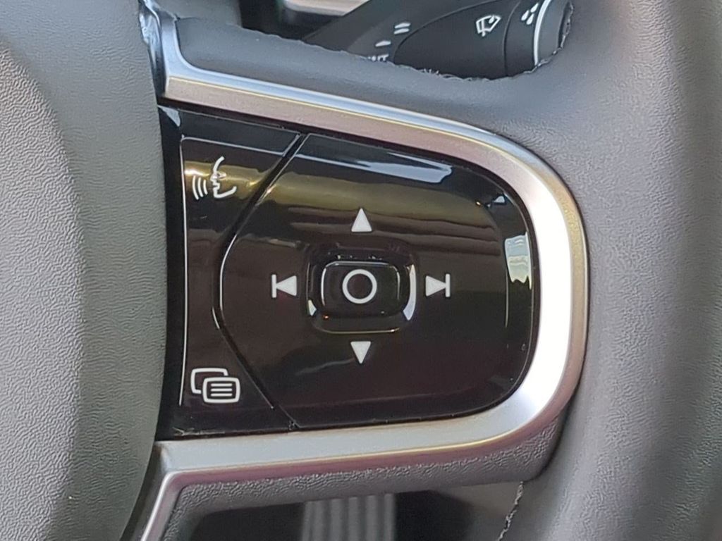 Thumbnail: 2025 Volvo XC60 - 28