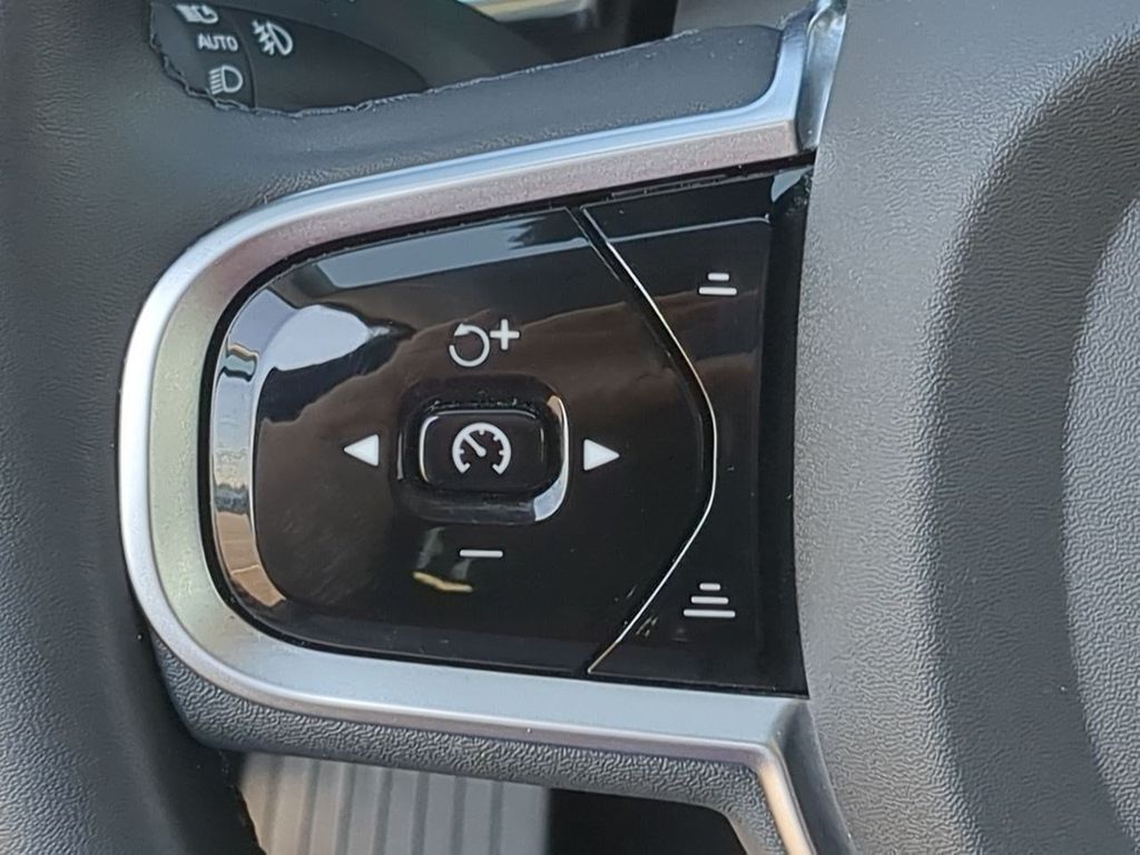 Thumbnail: 2025 Volvo XC60 - 27