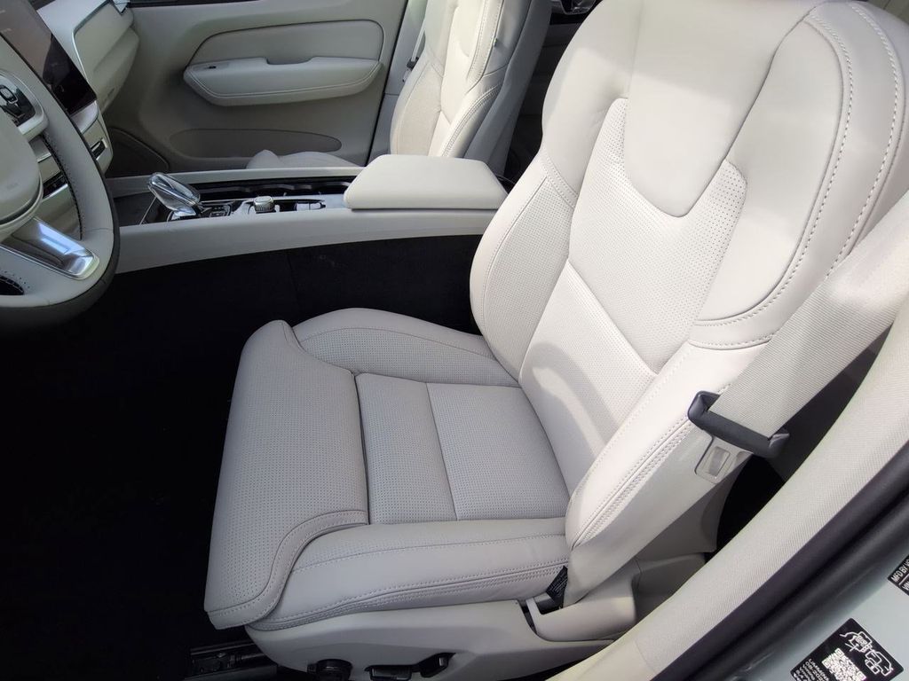 Thumbnail: 2026 Volvo XC60 - 11