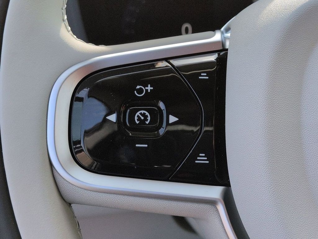 Thumbnail: 2026 Volvo XC60 - 28