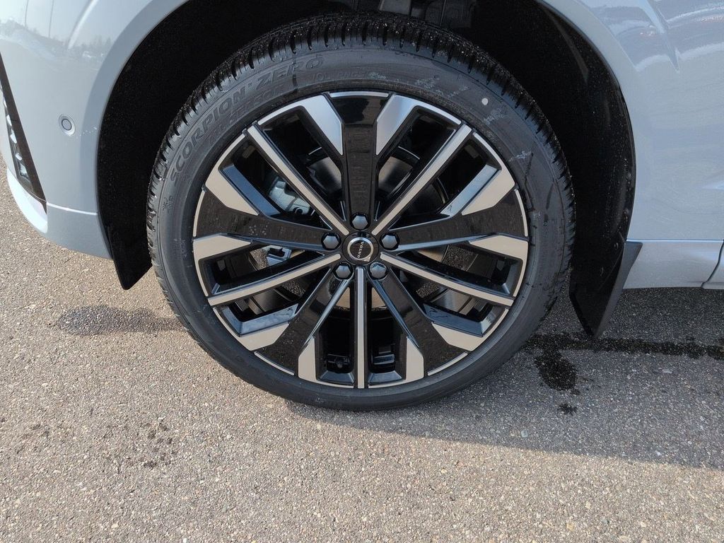 Thumbnail: 2026 Volvo XC60 - 8