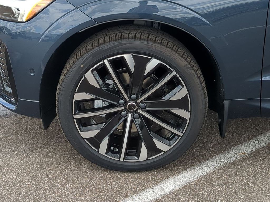 Thumbnail: 2026 Volvo XC60 - 8
