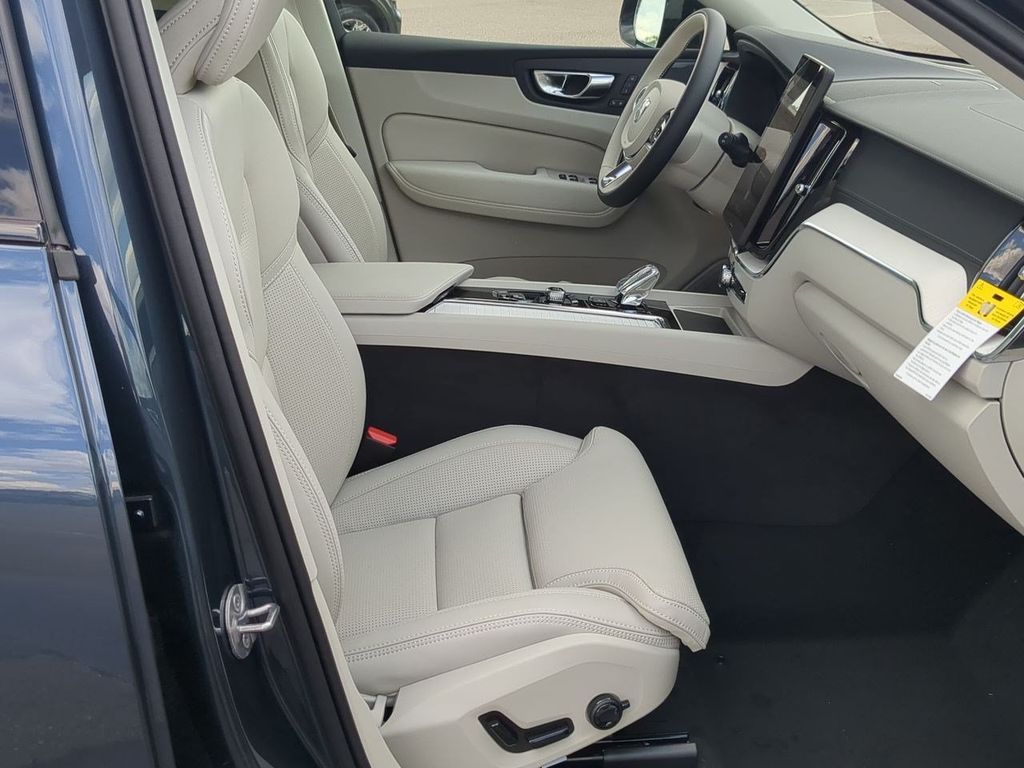 Thumbnail: 2026 Volvo XC60 - 11