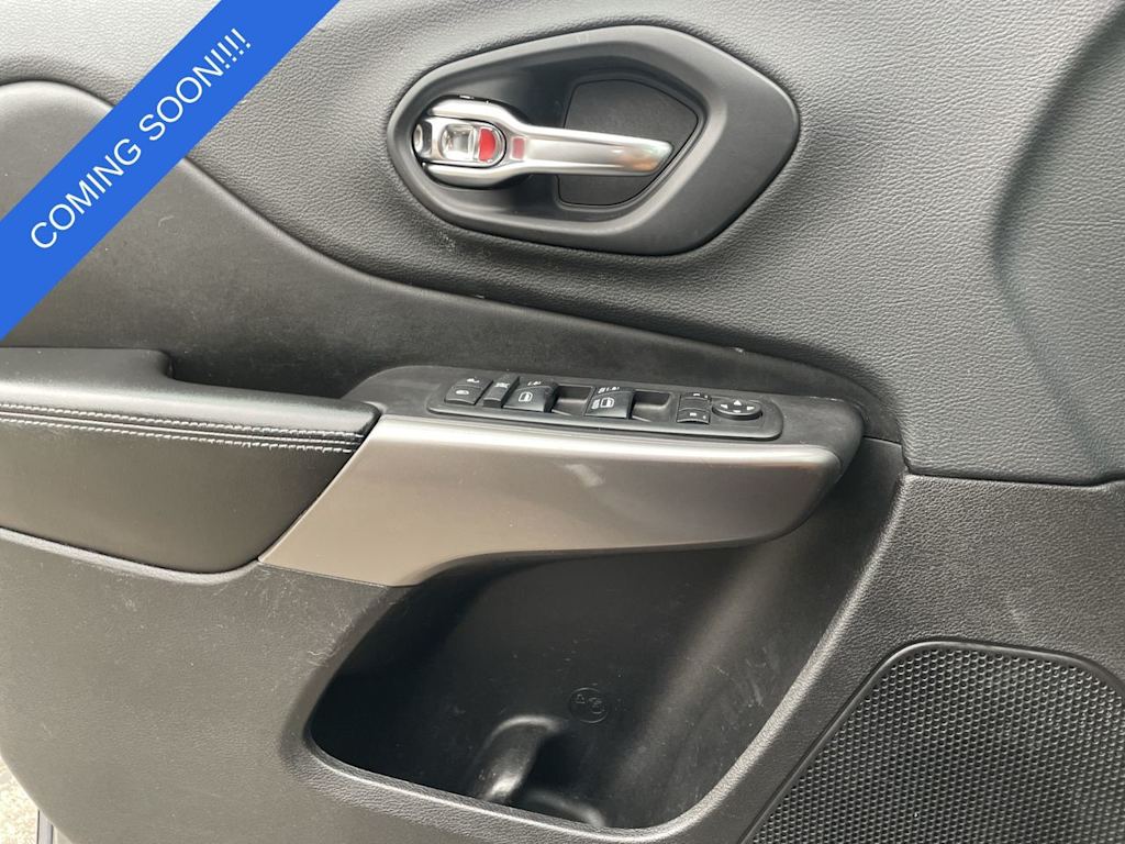Thumbnail: 2019 Jeep Cherokee - 30