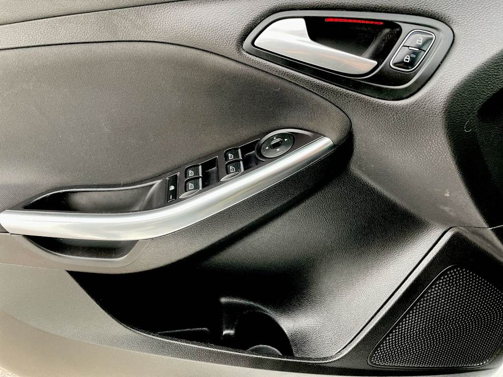 Thumbnail: 2015 Ford Focus - 33