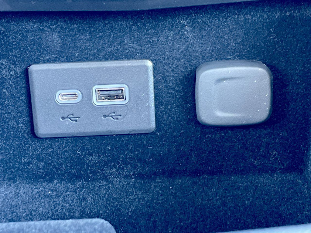 Thumbnail: 2023 Cadillac XT4 - 6