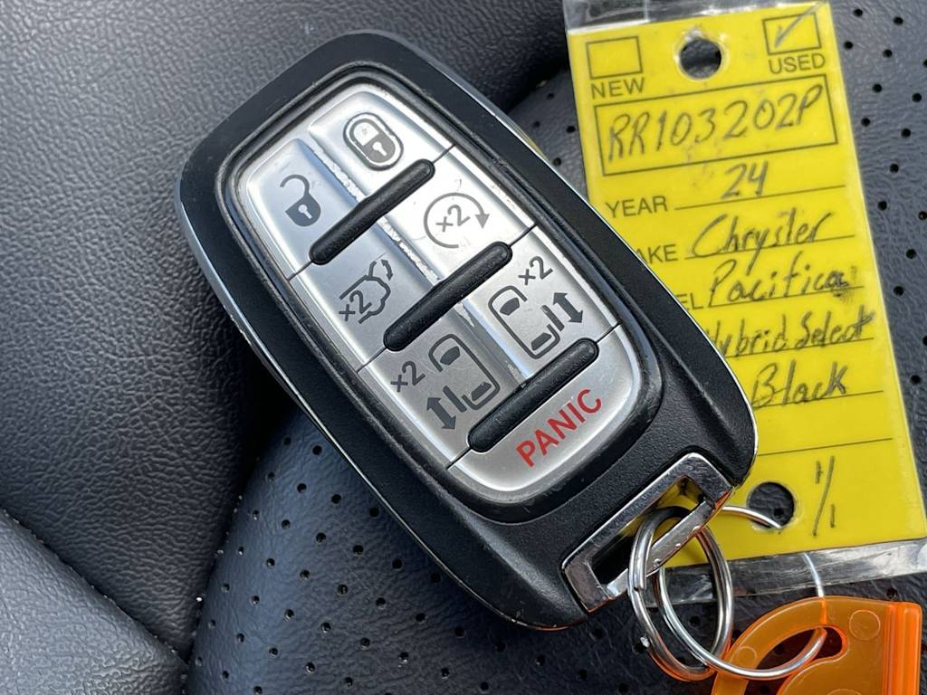 Thumbnail: 2024 Chrysler Pacifica - 16