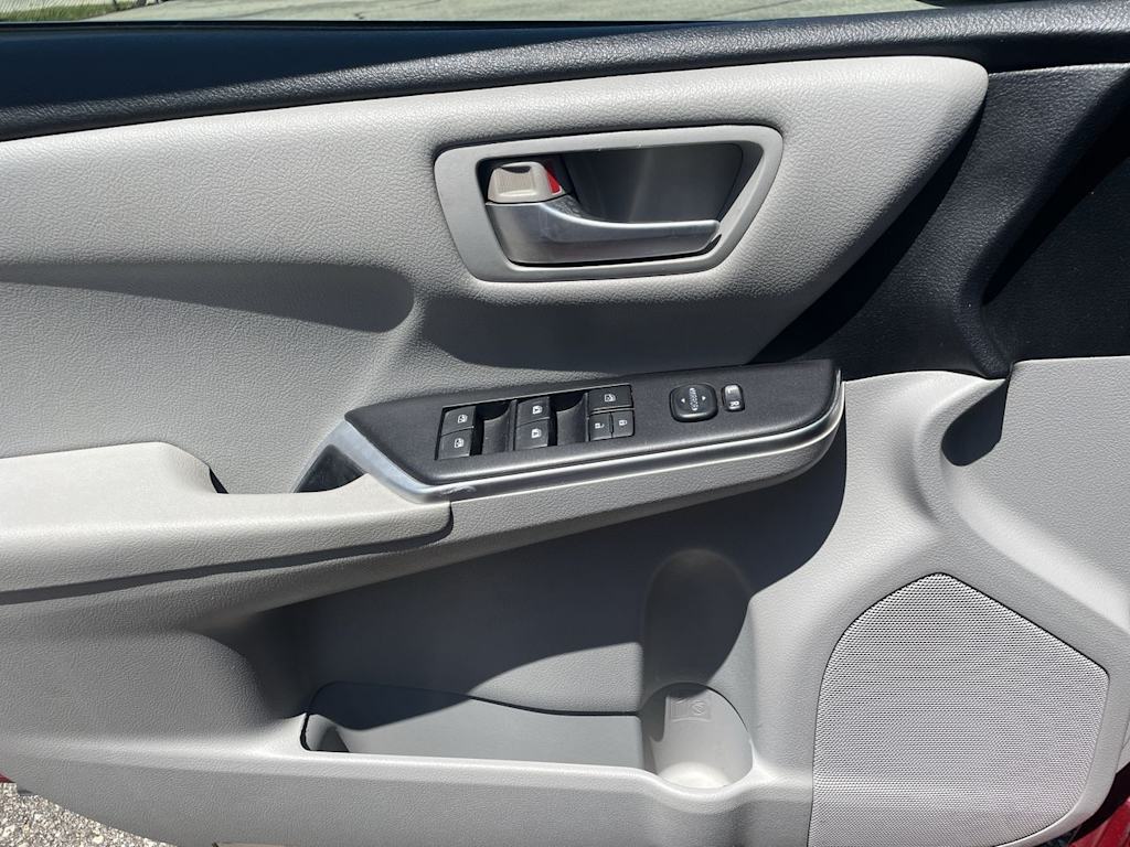 Thumbnail: 2015 Toyota Camry - 32