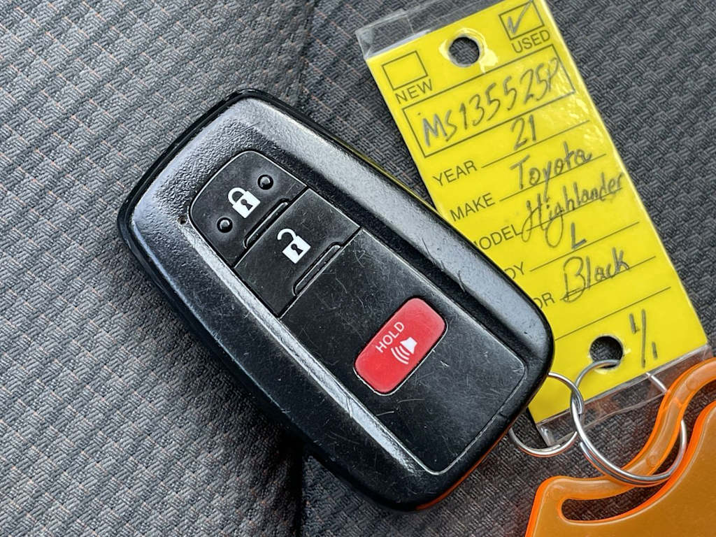 Thumbnail: 2021 Toyota Highlander - 16