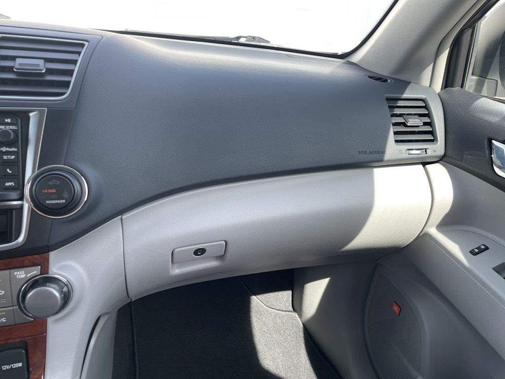 Thumbnail: 2013 Toyota Highlander - 25