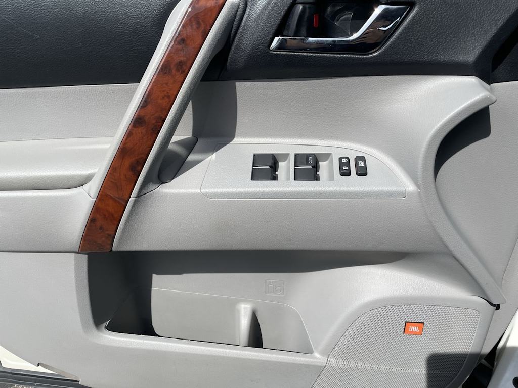 Thumbnail: 2013 Toyota Highlander - 34