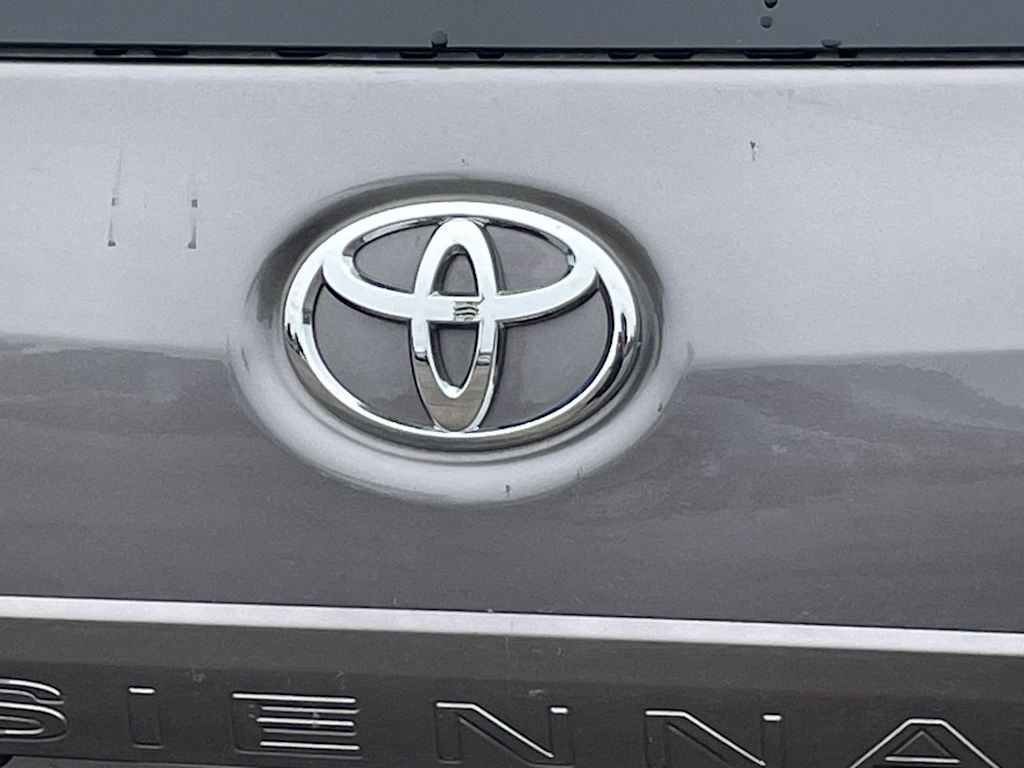 Thumbnail: 2013 Toyota Sienna - 37
