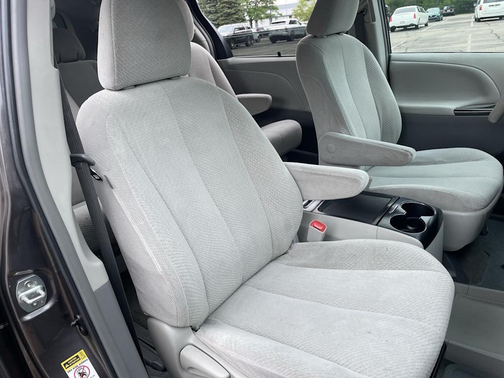 Thumbnail: 2013 Toyota Sienna - 10