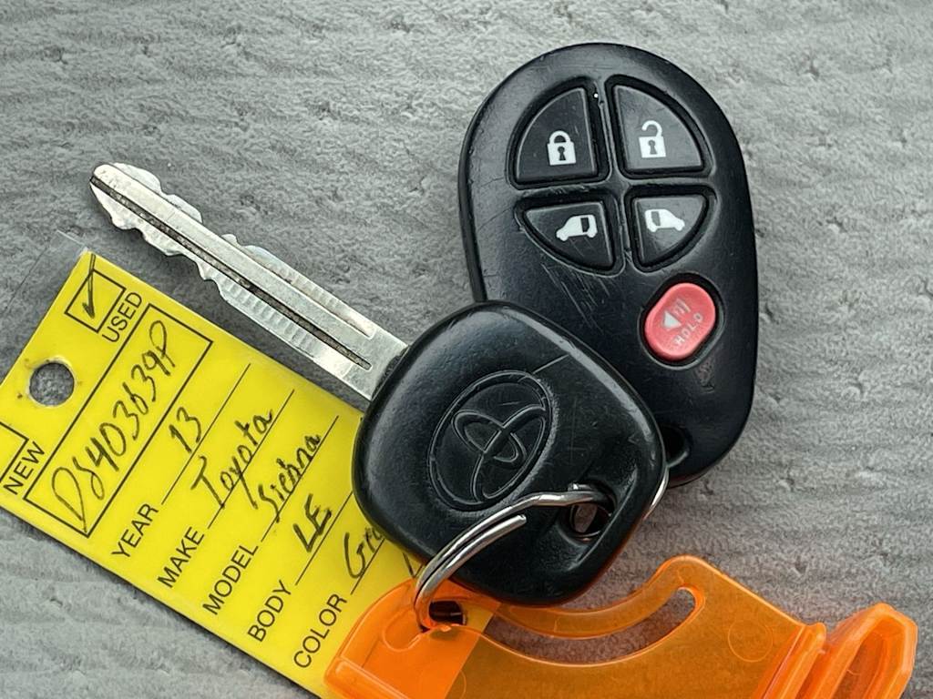 Thumbnail: 2013 Toyota Sienna - 31