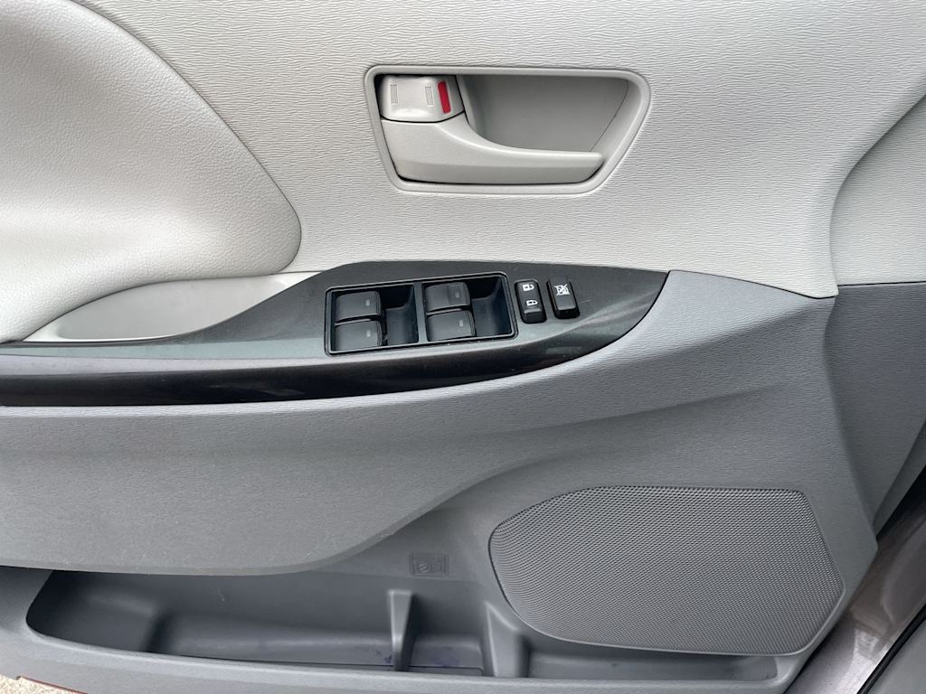 Thumbnail: 2013 Toyota Sienna - 32