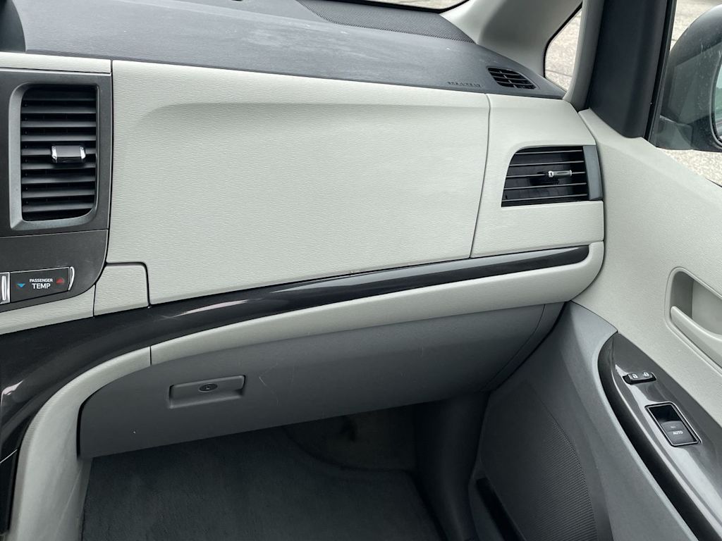 Thumbnail: 2013 Toyota Sienna - 24