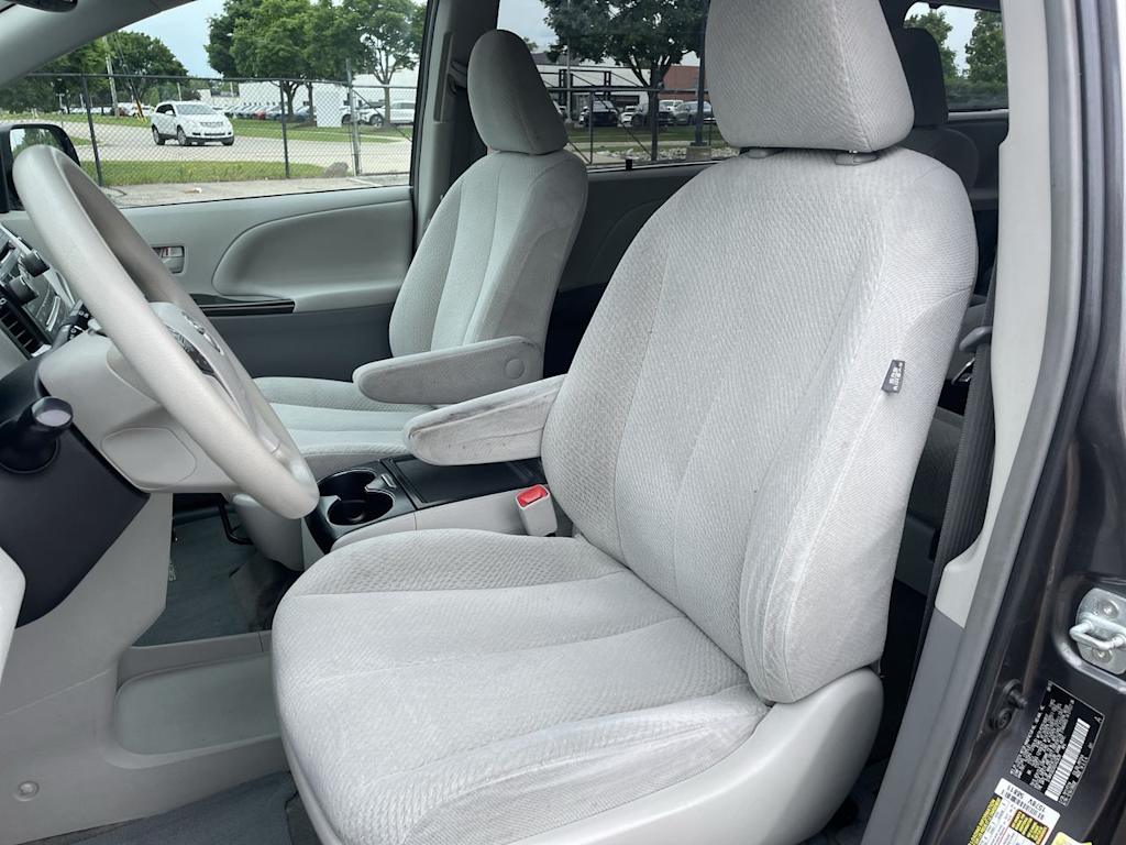 Thumbnail: 2013 Toyota Sienna - 9