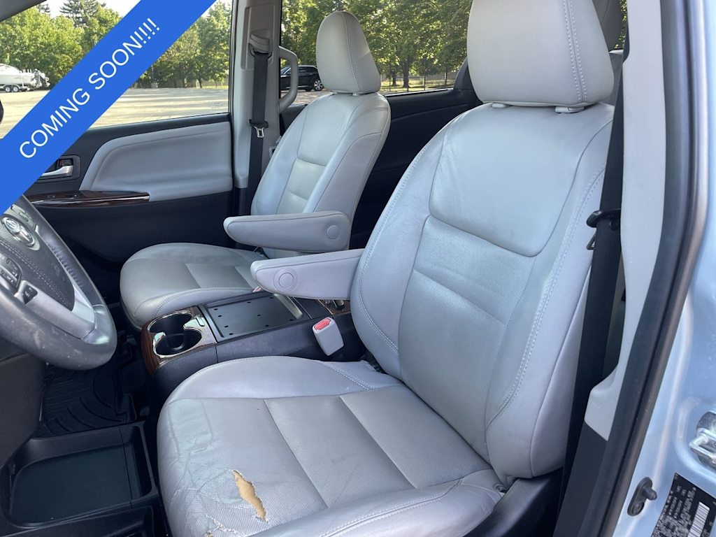 Thumbnail: 2015 Toyota Sienna - 9