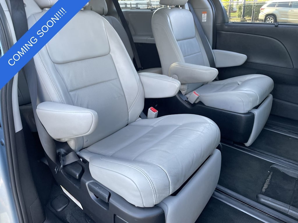 Thumbnail: 2015 Toyota Sienna - 25