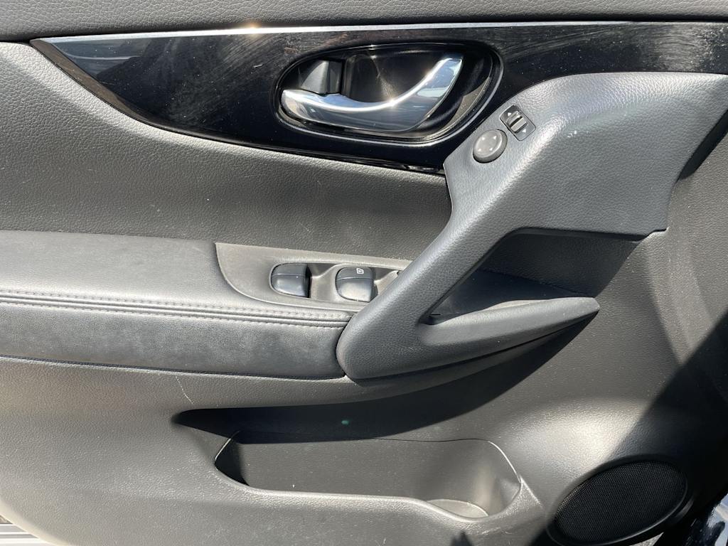 Thumbnail: 2021 Nissan Rogue Sport - 33