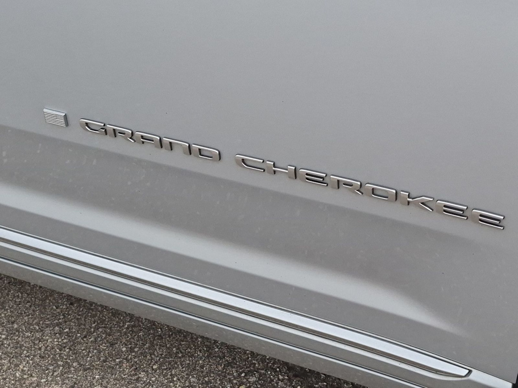 Thumbnail: 2022 Jeep Grand Cherokee - 32