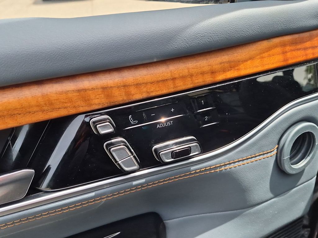 Thumbnail: 2022 Jeep Grand Wagoneer - 32