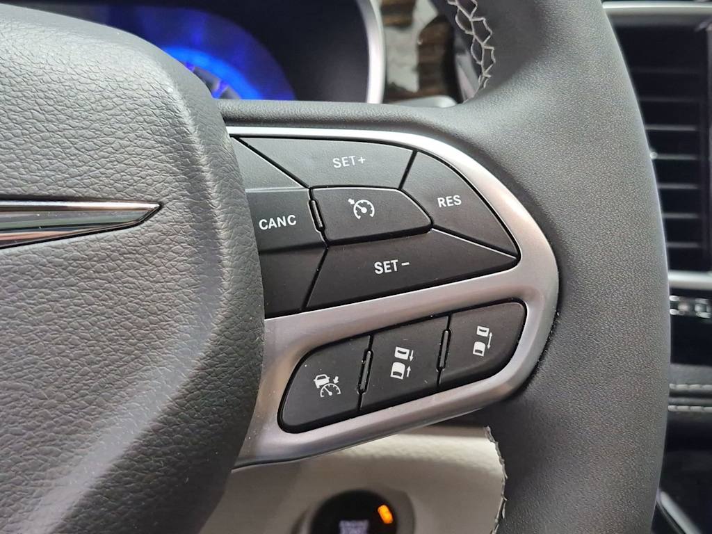 Thumbnail: 2023 Chrysler Pacifica - 32