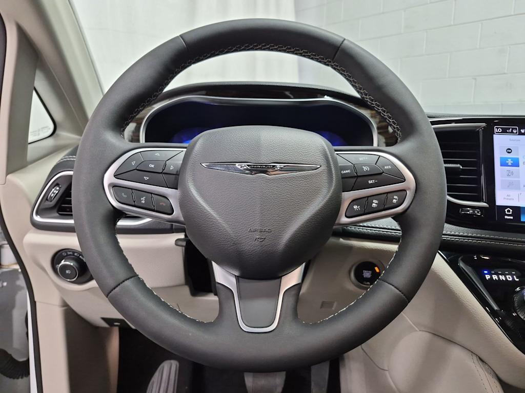 Thumbnail: 2023 Chrysler Pacifica - 14