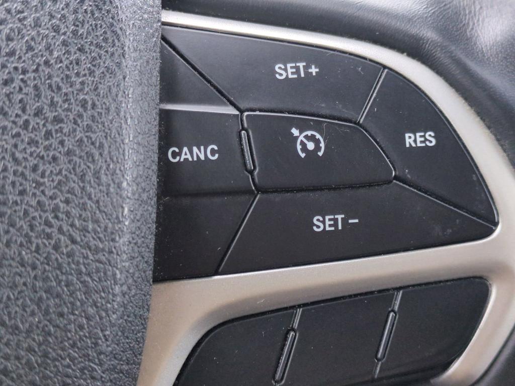 Thumbnail: 2018 Jeep Cherokee - 30